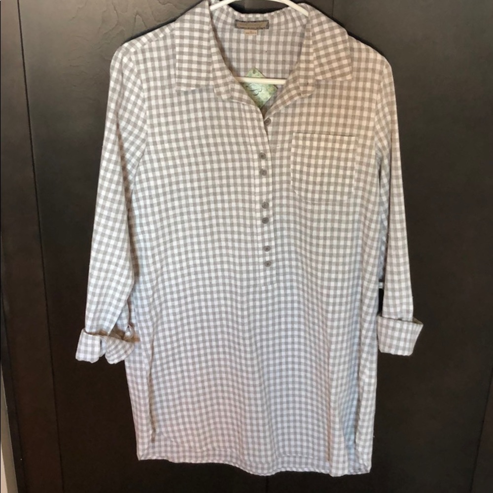 Quarter sleeve dress with tags.